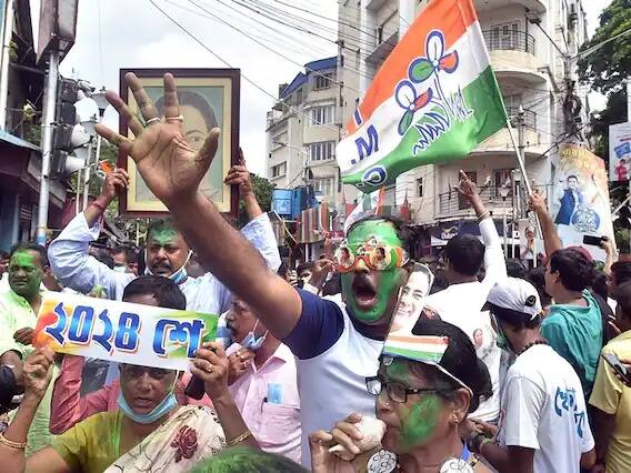 టీఎంసీ జెండాలు చేతబట్టుకొని కార్యకర్తల సందడి. (PTI Photo/Swapan Mahapatra)