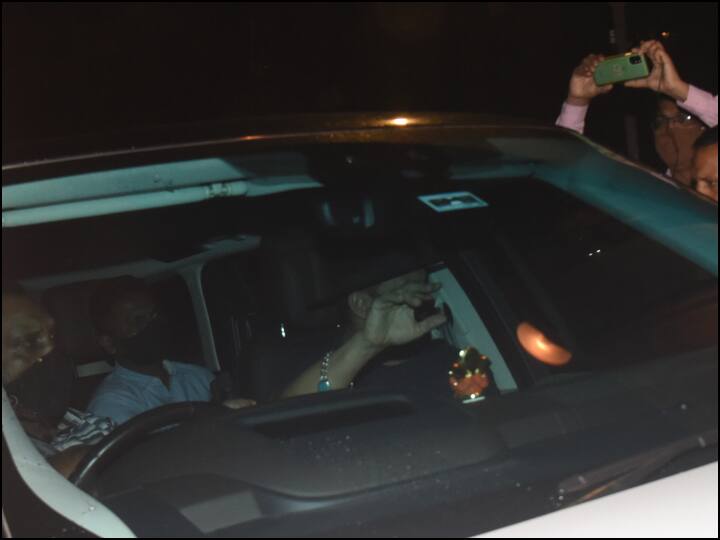 बॉलीवुड के किंग शाहरुख खान और सलमान खान एक दूसरे के अच्छे दोस्त माने जाते हैं. ऐसे में मुश्किल घड़ी में सलमान अपने दोस्त से मिलने उनके घर पहुंचे हैं. (तस्वीर: मानव मंगलानी)