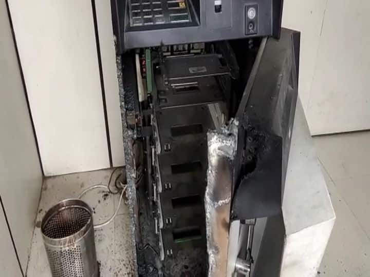 Bihar Crime: मुजफ्फरपुर में अपराधियों ने एटीएम को बनाया निशाना, मशीन काटकर ले भागे 20 लाख रुपये Bihar Crime: Criminals targeted ATM in Muzaffarpur, ran away with 20 lakh rupees by cutting the machine ANN Bihar Crime: मुजफ्फरपुर में अपराधियों ने एटीएम को बनाया निशाना, मशीन काटकर ले भागे 20 लाख रुपये