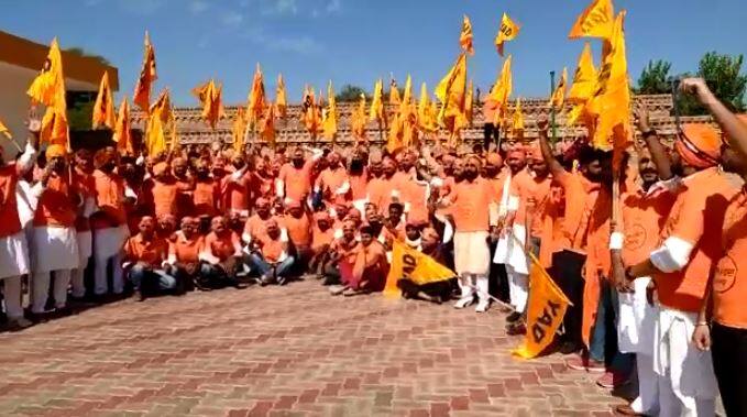 ਇਸ ਵਿੱਚ ਭਾਗ ਲੈਣ ਲਈ ਹਜ਼ਾਰਾਂ ਨੌਜਵਾਨਾਂ ਦਾ ਇੱਕ ਸਮੂਹ ਬਾਦਲ ਪਿੰਡ ਤੋਂ ਰਵਾਨਾ ਹੋਇਆ।