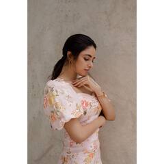 Priyanka mohan Photos: పూల గౌనులో హొయలుబోతున్న నాని హీరోయిన్