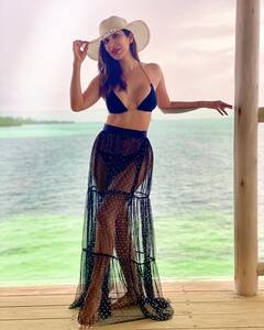 In Pics: ब्लैक बिकिनी पहनकर Sophie Choudry कर रही हैं वैकेशन पर मस्ती, देखिए तस्वीरें