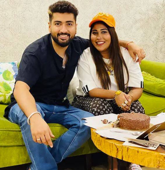 ਇਸ ਵਾਰ ਅਫਸਾਨਾ ਖਾਨ ਸਮੇਤ ਕਈ ਮਸ਼ਹੂਰ ਹਸਤੀਆਂ ਨੇ ਬਿੱਗ ਬੌਸ 15 ਵਿੱਚ ਪ੍ਰਵੇਸ਼ ਕੀਤਾ ਹੈ। ਜਿਸਨੂੰ ਪਿਛਲੇ ਸਾਲ ਰਿਲੀਜ਼ ਹੋਏ ਗੀਤ 'ਤਿਤਲੀਅਨ' ਤੋਂ ਕਾਫੀ ਪ੍ਰਸਿੱਧੀ ਮਿਲੀ ਸੀ।