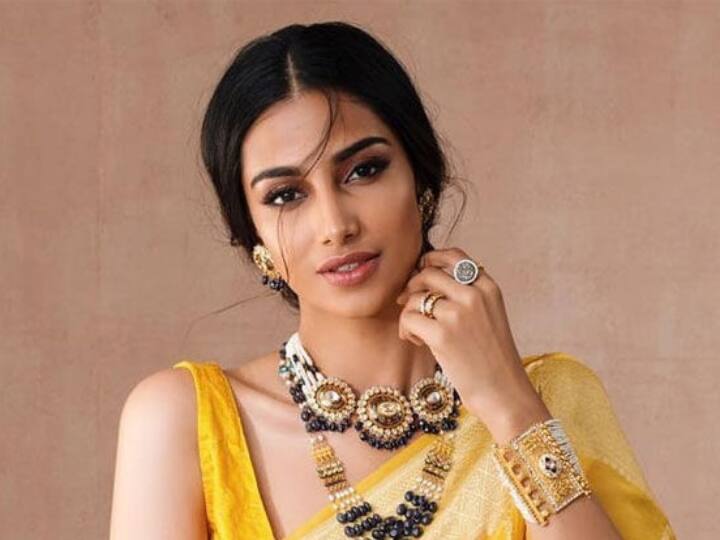 Meenakshi Chaudhary is the 2nd female lead in Prabhas movie Salaar Salaar Movie Update: ప్రభాస్ పక్కన ఛాన్స్ కొట్టేసిన ఖిలాడి హీరోయిన్...