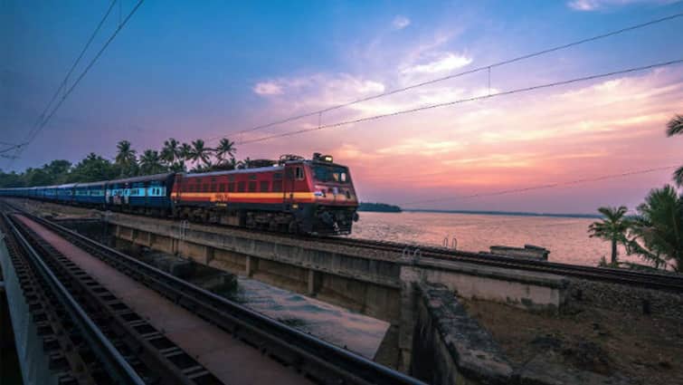 Indian Railways: छठ में घर जाने वालों के लिए खुशखबरी, अभी भी मिल जाएगा कंफर्म टिकट, इन ट्रेनों में कराएं रिजर्वेशन, चेक करें लिस्ट