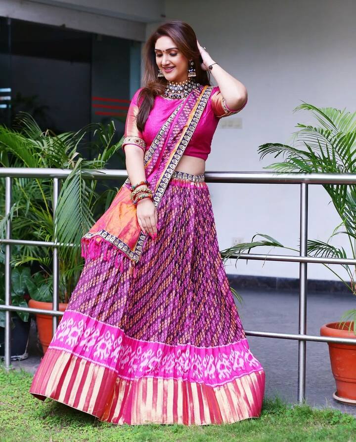 (Photo Courtesy: Instagram) పద్దతిగా కనిపిస్తూనే తన అందంతో ఆకట్టుకుంటుంది.