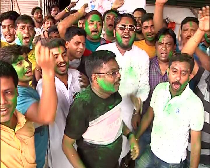 সমর্থকদের উল্লাস। এলাকায় বিজয় মিছিলও বের হয়।