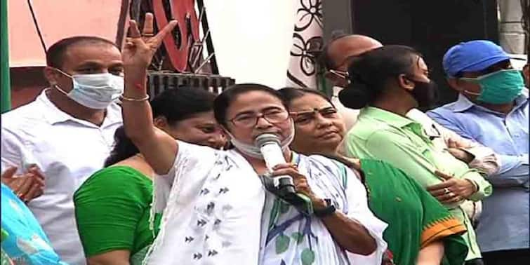 WB By-Poll Result TMC Mamata Banerjee not shows victory sign after win  but three finger here why WB By-Poll Result: ভিকট্রি সাইন নয়, তিন আঙুল দেখিয়ে সেলিব্রেশন মমতার, কিন্তু কেন?