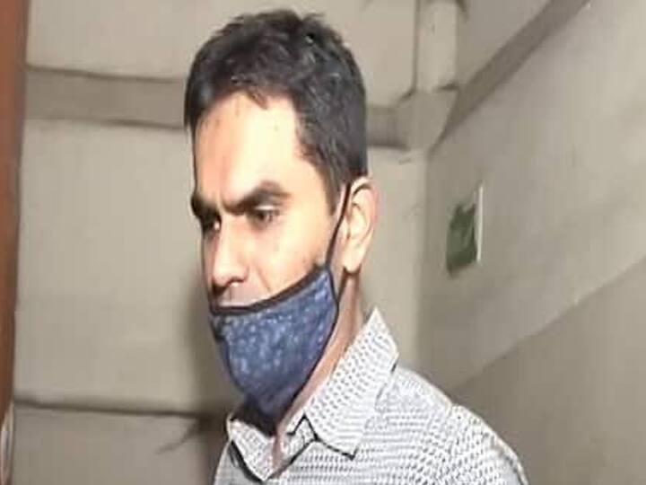 बॉलिवूडमध्ये समीर वानखेडे या नावाची वेगळी दहशत आहे. समीर वानखेडे यांनी गायक मिका सिंहला मुंबई एअरपोर्टवर परदेशी करंसीसह पकडलं होतं. त्यांच्या नेतृत्वात त्यांच्या टीमनं अनुराग कश्यप, विवेक ओबेरॉय, राम गोपाल वर्मासह अनेक सेलिब्रिटींच्या घरी छापे मारले आहेत.