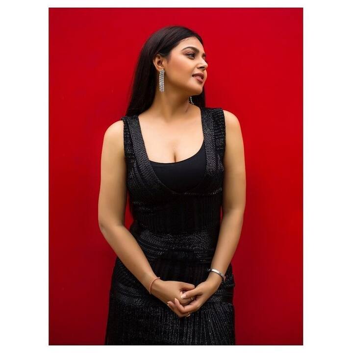 (Photo Courtesy: Instagram) ఇందులో మోనాల్ వైట్ కలర్ డ్రెస్ వేసుకొని ఏంజెల్ లుక్ లో కనిపించింది.