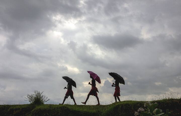 Weather Updates: Light rain in Delhi-NCR today and heavy rain in Karnataka-Tamil Nadu Weather Updates: दिल्ली-NCR में आज हल्की बारिश की आशंका, कर्नाटक-तमिलनाडु में हो सकती है भारी बारिश