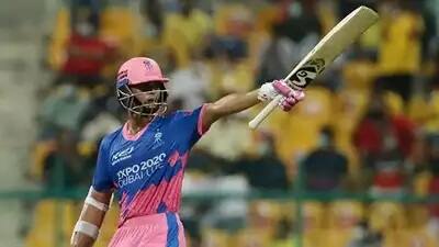 IPL 2021: CSK Captain MS Dhoni gifted to his Signature Bat for Yashasvi Jaiswal ધોનીએ તોફાની બેટિંગ કરીને CSKને હરાવનારા યશસ્વી જયસ્વાલને આપી શું ખાસ ગિફ્ટ ?