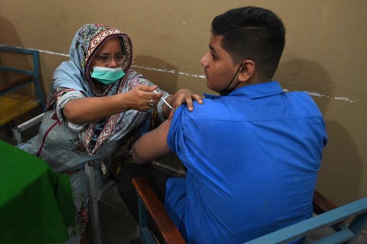 Coronavirus Updates: 22842 coronavirus cases and 244 deaths in India in last 24 hours Coronavirus Updates: देश में पिछले 24 घंटों में 22 हजार 842 नए केस दर्ज, वैक्सीनेशन का आंकड़ा 90 करोड़ के पार