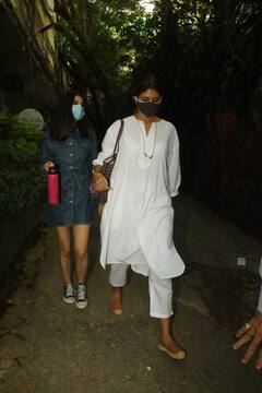 Spotted: देर रात बेटी नव्या नवेली नंदा का हाथ थामे घर ले जाती दिखीं श्वेता बच्चन, देखिए बच्चन परिवार की बेटियों की खूबसूरत तस्वीरें