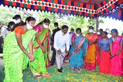 Errabelli Dance: తెలంగాణలో మొదలైన  బతుకమ్మ సంబరాలు.. కోలాటమాడిన ఎర్రబెల్లి..
