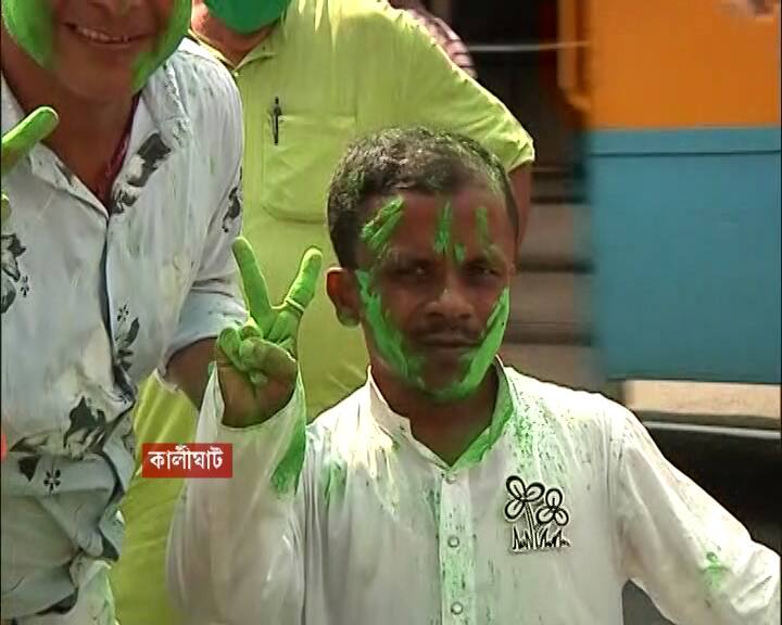 সবুজ আবীর মেখে, ডিজে বক্স বাজিয়ে চলে নাচও