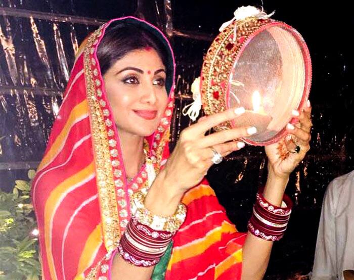 हर साल शिल्पा करवाचौथ पर सोलह श्रृंगार करती है. उनकी मांग का सिंदूर उनकी खूबसूरती और भी बढ़ा देता है.