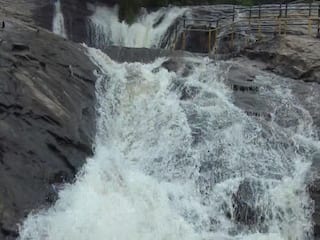 Theni: Water supply increases after a long break at Periyakulam Kumbakkarai Falls தேனி : பெரியகுளம் கும்பக்கரை அருவியில் நீண்ட இடைவெளிக்கு பிறகு நீர்வரத்து அதிகரிப்பு..!