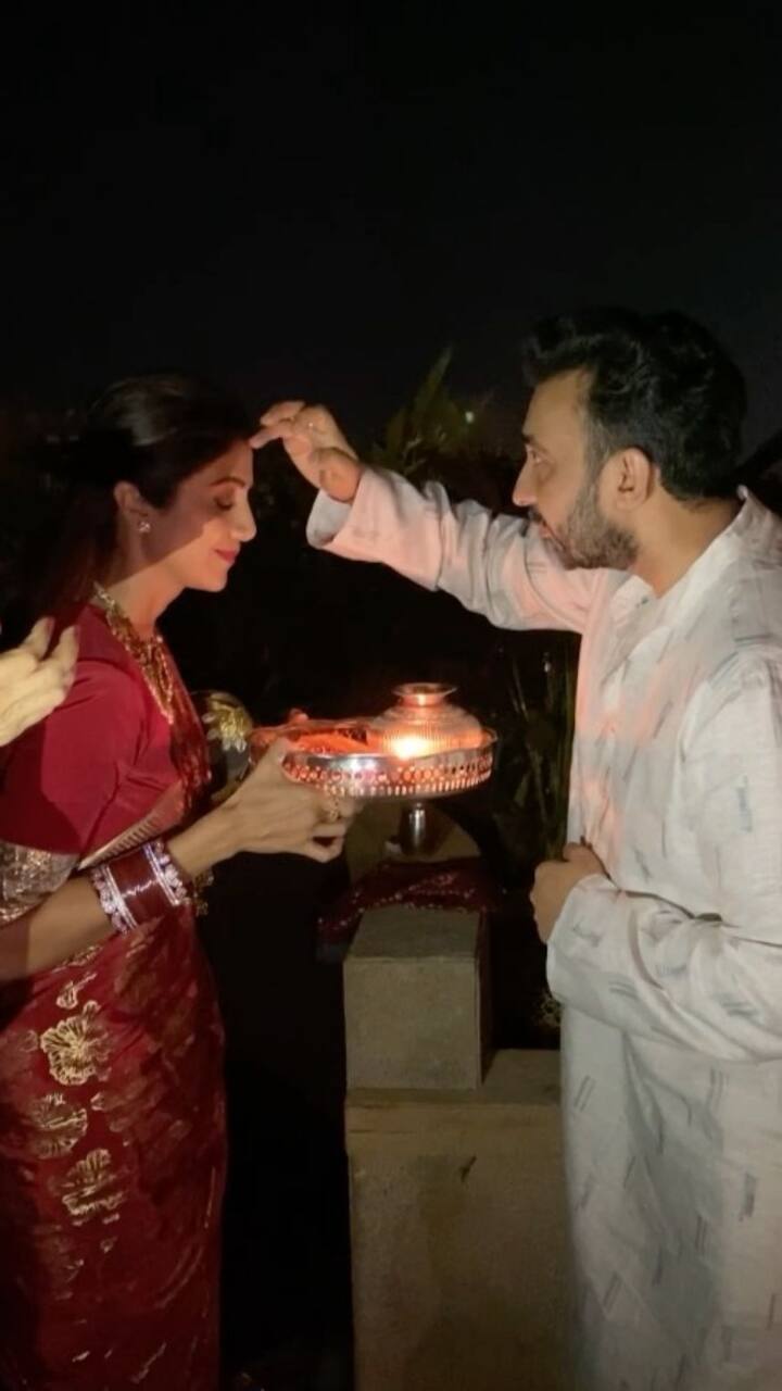 दोनों हर साल चांद को देखने के बाद एक-दूसरे को पानी पिलाकर अपना व्रत खोलते हैं.