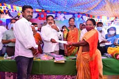 Errabelli Dance: తెలంగాణలో మొదలైన  బతుకమ్మ సంబరాలు.. కోలాటమాడిన ఎర్రబెల్లి..