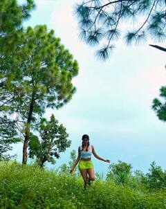 ਦੋਸਤਾਂ ਨਾਲ ਇਸ ਹਸੀਨ ਥਾਂ 'ਤੇ ਮਸਤੀ ਕਰ ਰਹੀ ਜਾਨ੍ਹਵੀ ਕਪੂਰ, ਦੇਖੋ ਮਨਮੋਹਕ ਤਸਵੀਰਾਂ