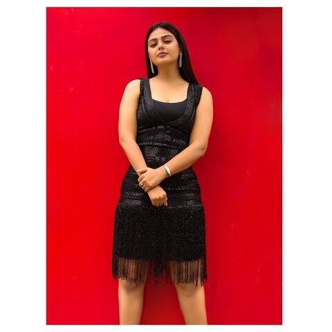 (Photo Courtesy: Instagram) అప్పటివరకు రెండు, మూడు సినిమాల్లో నటించిన మోనాల్ గజ్జర్.. బిగ్ బాస్ సీజన్ 4 తో మంచి పాపులారిటీ సంపాదించింది. 