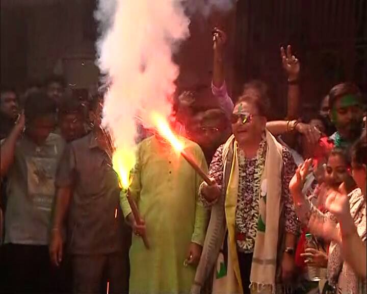 বিজয়োল্লাসের সময় বিপত্তি। রং মশাল ফেটে জখন হলেন মদন মিত্র-সহ কয়েকজন তৃণমূল কর্মী
