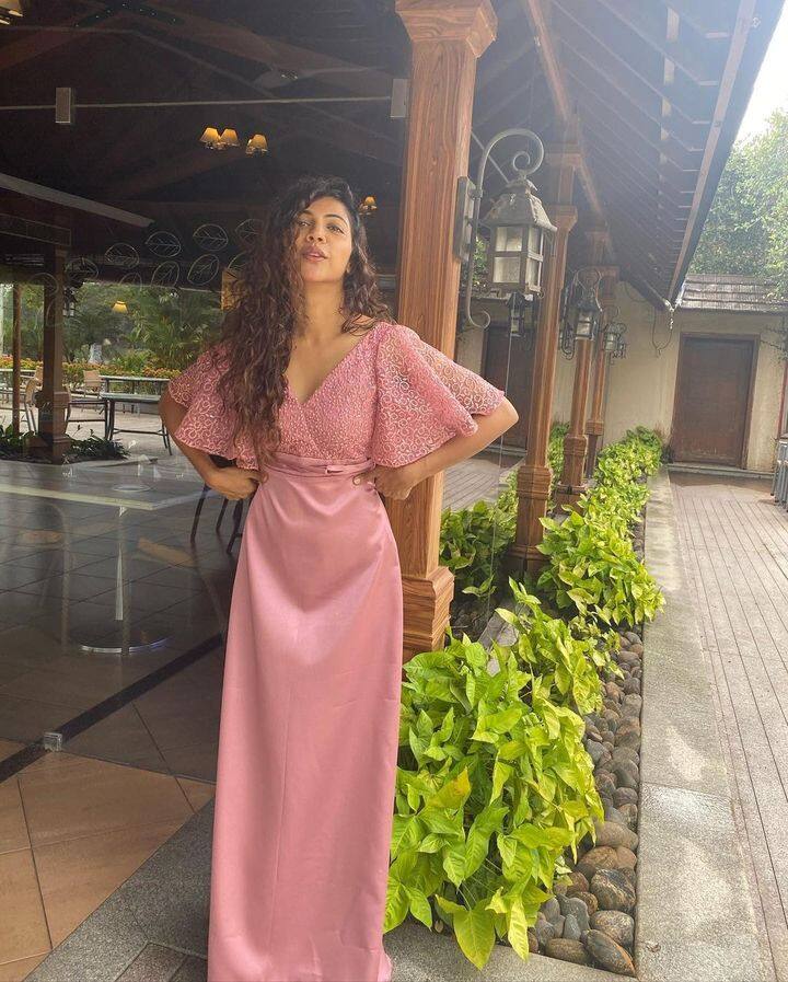 மழையில மண்ணின் வாசம் மயங்கி போய் கிடக்கிறனே. வேண்டுன சாமி எல்லாம் வரமா தந்த துணை நீதான்.