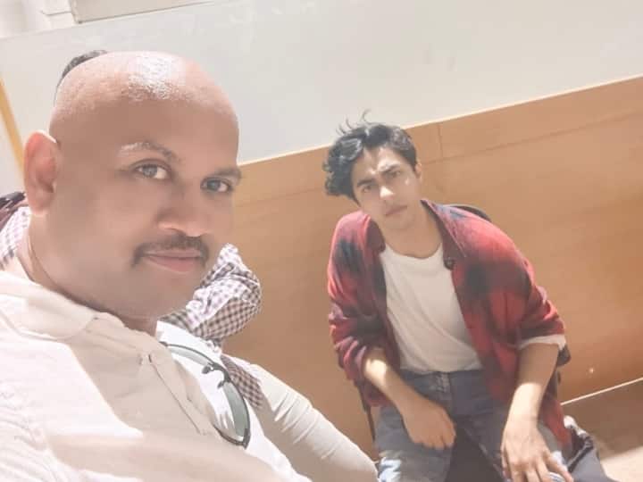 NCB clarifies man in picture with Aryan Khan is not NCB officer or employee Mumbai Drugs Case: आर्यन खान के साथ सेल्फी वाले शख्स की वायरल तस्वीर पर अब NCB ने कही ये बात