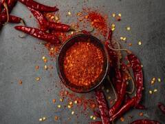Fake Red Chilli Powder: असली और नकली लाल मिर्च पाउडर की पहचान के लिए FSSAI के बताए इन टिप्स को अपनाएं
