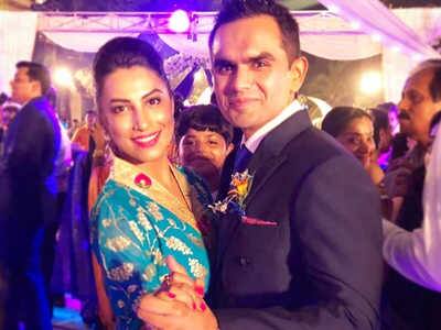 समीर वानखेडे हे मराठीतील अभिनेत्री क्रांती रेडकरचे पती आहेत. समीर वानखेडे यांनी 2017 साली मराठी अभिनेत्री क्रांती रेडकर हिच्याशी विवाह केला. त्यांना जुळी मुलं आहेत.