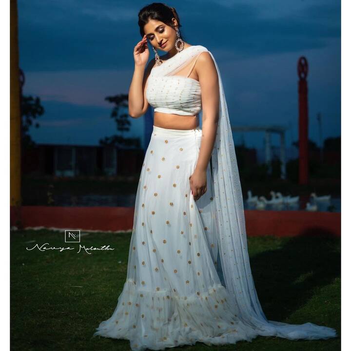 (Image credit: Instagram) హైదరాబాదులో స్థిరపడిన తమిళ కుటుంబంలో జన్మించింది వర్షిణి.