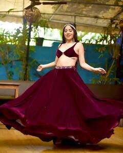 ਉਰਫੀ ਜਾਵੇਦ ਦਾ ਮੈਰੂਨ ਵੇਲਵੇਟ ਬ੍ਰਾਲੇਟ ਅਤੇ ਲੰਮੀ ਸਕਰਟ 'ਚ ਖੂਬਸੂਰਤ ਅੰਦਾਜ਼, ਵੇਖੋ ਇਹ ਤਸਵੀਰਾਂ