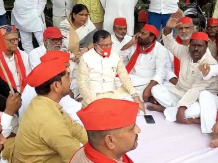 Ram Govind Chaudhary sitting on dharna demands government should allow Akhilesh Yadav to go to Lakhimpur ANN Lakhimpur Kheri Violence: धरने पर बैठे राम गोविंद चौधरी, बोले- अखिलेश यादव को लखीमपुर जाने दे प्रशासन