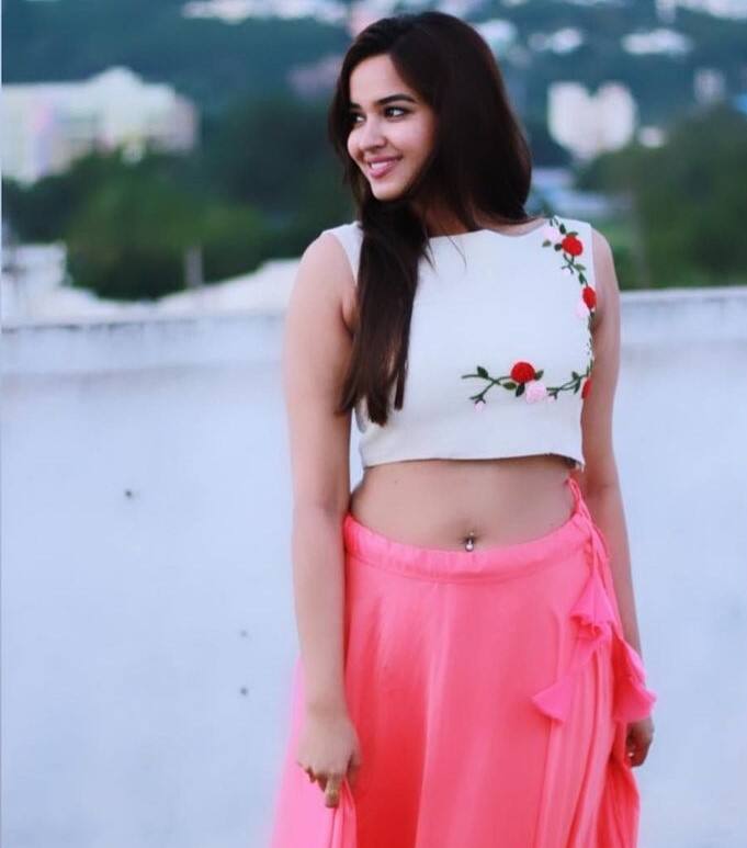 పూజిత పొన్నాడ.. నిన్ను చూసే బాపు ఆ బొమ్మ గీశాడా? Image Credit: Pujita Ponnada/Instagram