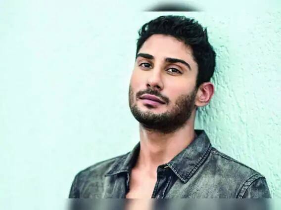 એક્ટર પ્રતિક બબ્બર (Pratik Babbar) એ ખુદ કબૂલ કર્યુ હતુ કે તેને 13 વર્ષની ઉંમરમાં ડ્રગ્સ કરવાનુ શરૂ કરી દીધુ હતુ. તેને એ પણ કહ્યુ કે બાદમાં પુનર્વસને તેને આ બિમારીમાંથી બહાર નીકળવામાં મદદ કરી.