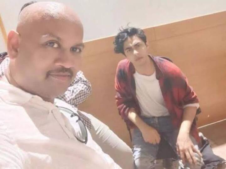 Man in selfie with Aryan Khan not an officer: NCB clarifies as picture goes viral ஷாருக்கான் மகனுடன் செல்ஃபி எடுத்து மகிழ்ந்தாரா என்சிபி அதிகாரி? வைரலாகும் சர்ச்சை போட்டோ!