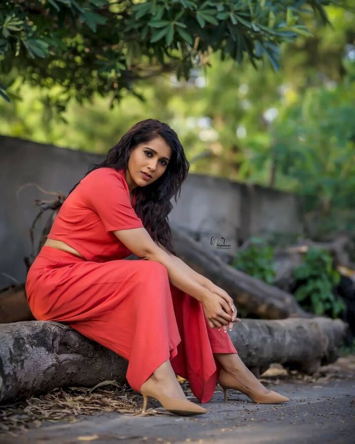 (Courtesy : Instagram) ఎప్పటికప్పడు హాట్ ఫోటోషూట్ లలో పాల్గొంటూ వాటిని తన ఇన్స్టాగ్రామ్ లో షేర్ చేస్తుంటుంది.