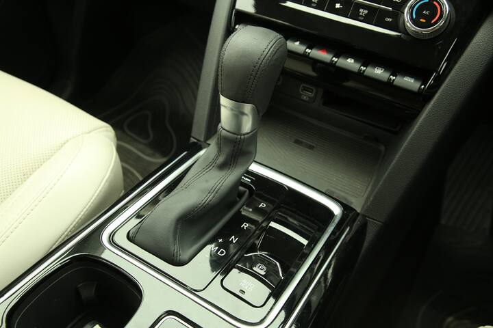 पेट्रोल ज्यादा अधिक पावरफुल है और यह तेज के साथ-साथ बेहद स्मूथ है. यह निश्चित रूप से इस कीमत पर सबसे तेज एसयूवी में से एक है जिसमें इतनी शक्ति है. डीजल की तुलना में यह निश्चित रूप से फास्ट है और टॉर्क के कारण ड्राइव करने में भी आरामदायक है. पेट्रोल ज्यादा ऐनर्जैटिक और फास्ट है. पेट्रोल के साथ हमनें आसानी से 170 किमी/घंटा की रफ्तार पकड़ ली और इसकी स्पीड और बढ़ाई जा सकती थी. ऑटोमैटिक भी कम लैग के साथ डीजल की तरह ही रिस्पॉन्सिव था.