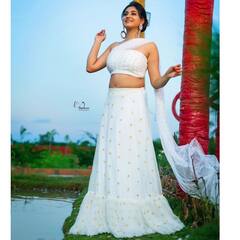 Anchor varshini Photos: అందాలలో అహో మహోదయం... జాలువారే జలపాతంలా మెరిసిపోతున్న వర్షిణి