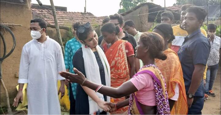 বন্যা দুর্গত এলাকা পরিদর্শন করে কথা বলেন স্থানীয়দের সঙ্গে।