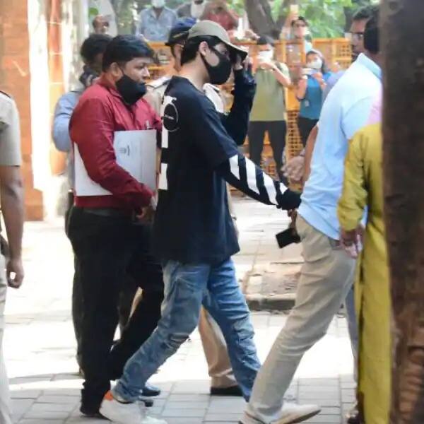 न्यूज़ एजेंसी एएनआई के एक ट्वीट के अनुसार, आर्यन खान और अन्य को अब एक दिन के लिए एनसीबी की हिरासत में भेज दिया गया है. आज यानि सोमवार को इस पर फिर सुनवाई होगी.