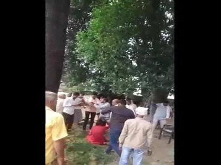 Clash in Gonda: मंदिर पर कब्जे को लेकर दो पक्षों में भिड़ंत, महंत और शिष्य की जमकर हुई पिटाई Clash in Gonda on Temple land dispute, Mahant beaten badly ann Clash in Gonda: मंदिर पर कब्जे को लेकर दो पक्षों में भिड़ंत, महंत और शिष्य की जमकर हुई पिटाई