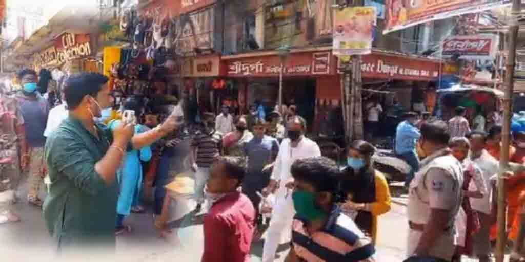 Hooghly : রোদের দেখা মিলতেই রবিবাসরীয় বিকেলে পুজোর বাজার করতে উপচে পড়া ভিড়, কড়া হল প্রশাসন Hooghly Durga Puja 2021 Puja Shopping Rush On Sunday Ignoring Corona Norms, Police Alerts People Hooghly : রোদের দেখা মিলতেই রবিবাসরীয় বিকেলে পুজোর বাজার করতে উপচে পড়া ভিড়, কড়া হল প্রশাসন