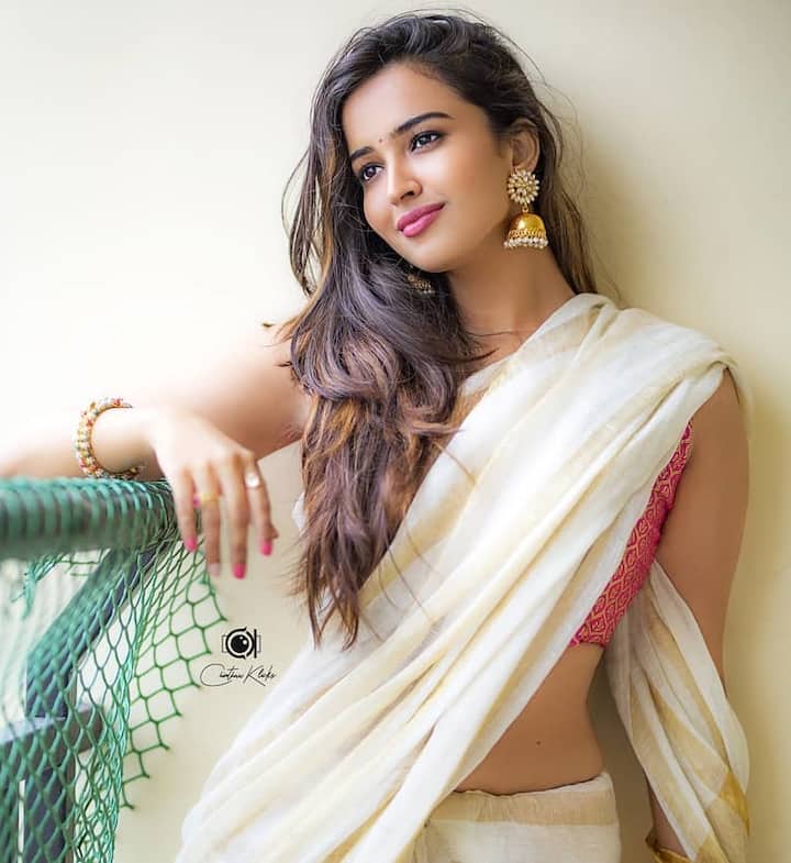 పూజిత పొన్నాడ.. నిన్ను చూసే బాపు ఆ బొమ్మ గీశాడా? Image Credit: Pujita Ponnada/Instagram