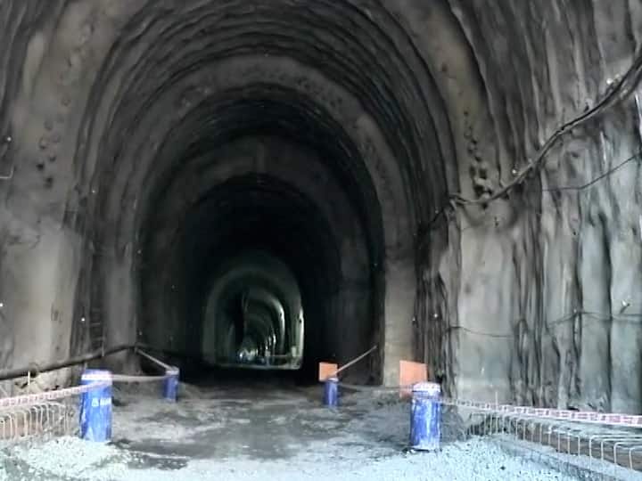 श्रीनगर ते लेह दरम्यान ज्यानं कुणी प्रवास केला आहे त्याच्या अंगावर काटा आणणारा शब्द म्हणजे जोझिला. हिमालयाच्या रांगांमधला हा घाट जगातल्या सर्वात खडतर मार्गांपैकी एक गणला जातो. भौगोलिक सामरिक महत्व असलेल्या याच मार्गावर सध्या बनतोय तब्बल 14. 5 किमी लांबीचा बोगदा. हे काम तातडीनं मार्गी लावण्यासाठी केंद्र सरकार अथक प्रयत्न करतंय.