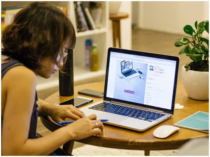 क्या Work From Home ने बढ़ाया है आपका Screen Time जिससे हो रही है Dark Circle की समस्या? अपनाएं ये कारगार उपाय Work from home is increasing screen time which in turn increases your dark circles here are the remedies क्या Work From Home ने बढ़ाया है आपका Screen Time जिससे हो रही है Dark Circle की समस्या? अपनाएं ये कारगार उपाय