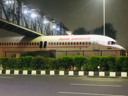 Air India Plane gets stuck Under a Bridge on Gurugram-Delhi Highway டெல்லியில் பாலத்தில் சிக்கிய ஏர் இந்தியா விமானம்... சாலையில் சென்றோர் அதிர்ச்சி... நடந்தது இது தான்!