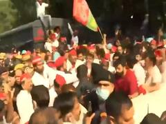 Lucknow: सपा कार्यकर्ताओं ने लगाए 'मुख्यमंत्री इस्तीफा दो' के नारे, Akhilesh ने कही ये बात