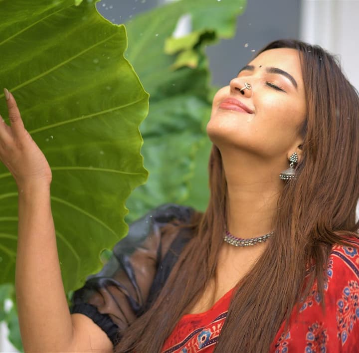 పూజిత పొన్నాడ.. నిన్ను చూసే బాపు ఆ బొమ్మ గీశాడా? Image Credit: Pujita Ponnada/Instagram